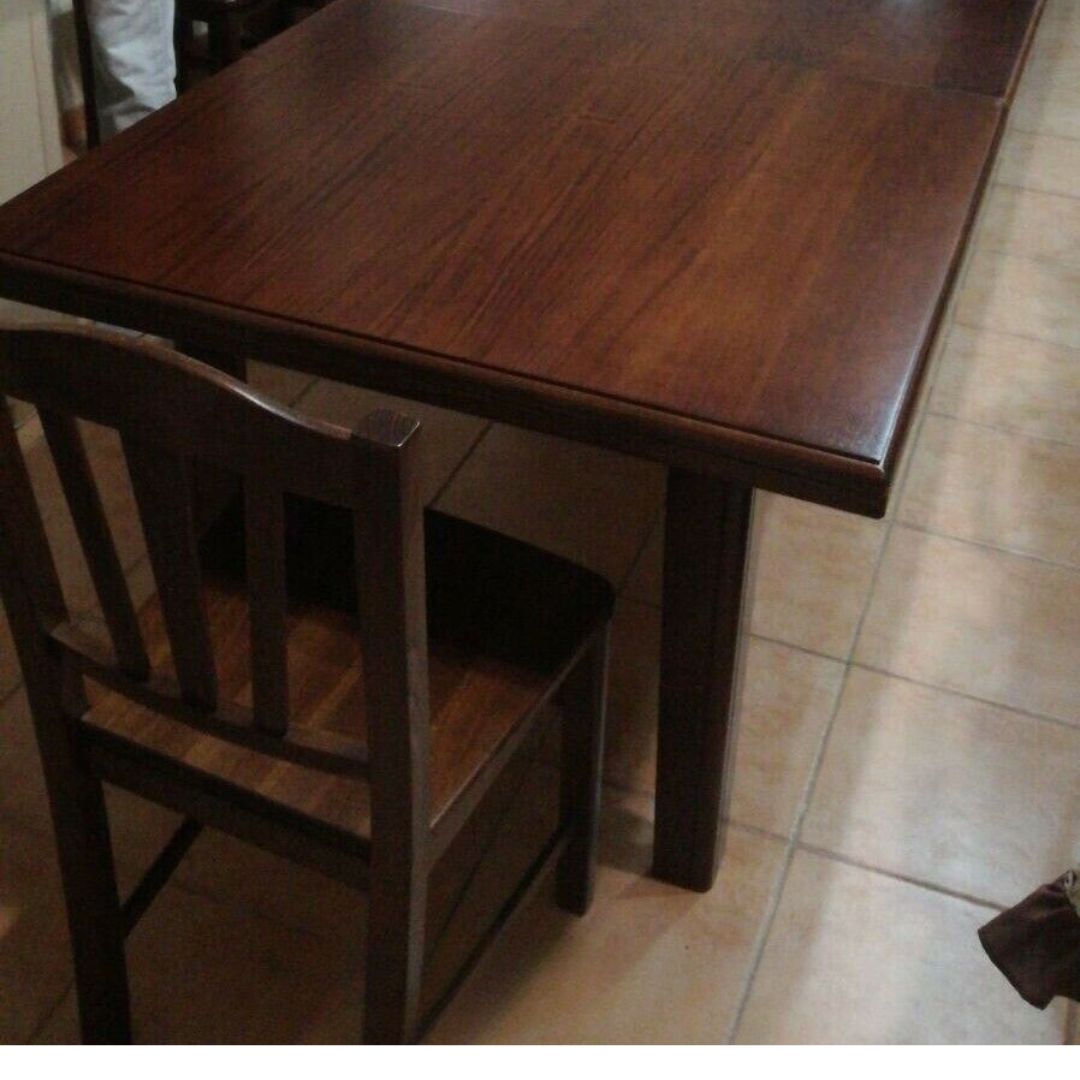 Dettaglio del piano del tavolo fratino allungabile in legno color noce scuro